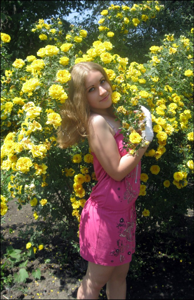 девушка на фоне жёлтых цветов